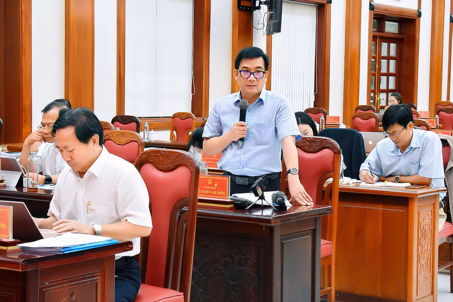 Giám đốc Sở Tài nguyên và Môi trường Phạm Minh Trung giải trình về kiến nghị của cử tri TP. Pleiku liên quan đến 3 khu đất quốc phòng đến nay vẫn chưa giải quyết dứt điểm. Ảnh: Đ.T