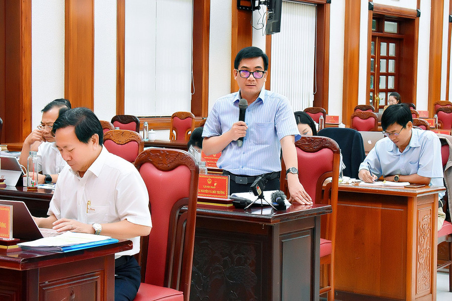 Giám đốc Sở Tài nguyên và Môi trường Phạm Minh Trung giải trình về kiến nghị của cử tri TP. Pleiku liên quan đến 3 khu đất quốc phòng đến nay vẫn chưa giải quyết dứt điểm. Ảnh: Đ.T