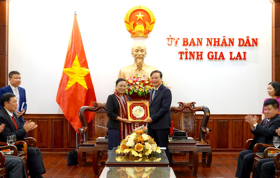 Bà Khăm-Phâu Ân-Thạ-Văn-Đại sứ Đặc mệnh toàn quyền Nước Cộng hòa Dân chủ Nhân dân Lào tại Việt Nam tặng phần quà cho tỉnh Gia Lai. Ảnh: Mộc Trà Bà Khăm-Phâu Ân-Thạ-Văn-Đại sứ Đặc mệnh toàn quyền Nước Cộng hòa Dân chủ Nhân dân Lào tại Việt Nam tặng phần quà cho tỉnh Gia Lai. Ảnh: Mộc Trà