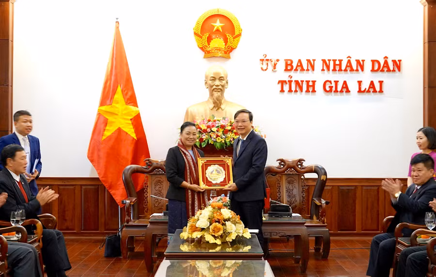 Bà Khăm-Phâu Ân-Thạ-Văn-Đại sứ Đặc mệnh toàn quyền Nước Cộng hòa Dân chủ Nhân dân Lào tại Việt Nam tặng phần quà cho tỉnh Gia Lai. Ảnh: Mộc Trà