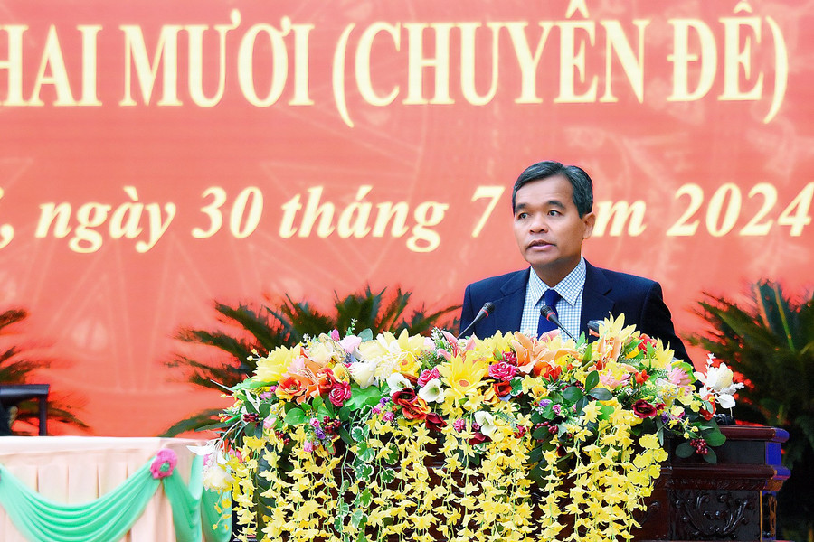 Ông Hồ Văn Niên-Ủy viên Ban Chấp hành Trung ương Đảng, Bí thư Tỉnh ủy, Chủ tịch HĐND tỉnh Gia Lai phát biểu chỉ đạo tại kỳ họp thứ 20 (chuyên đề). Ảnh: Đ.T Ông Hồ Văn Niên-Ủy viên Ban Chấp hành Trung ương Đảng, Bí thư Tỉnh ủy, Chủ tịch HĐND tỉnh Gia Lai phát biểu chỉ đạo tại kỳ họp thứ 20 (chuyên đề). Ảnh: Đ.T