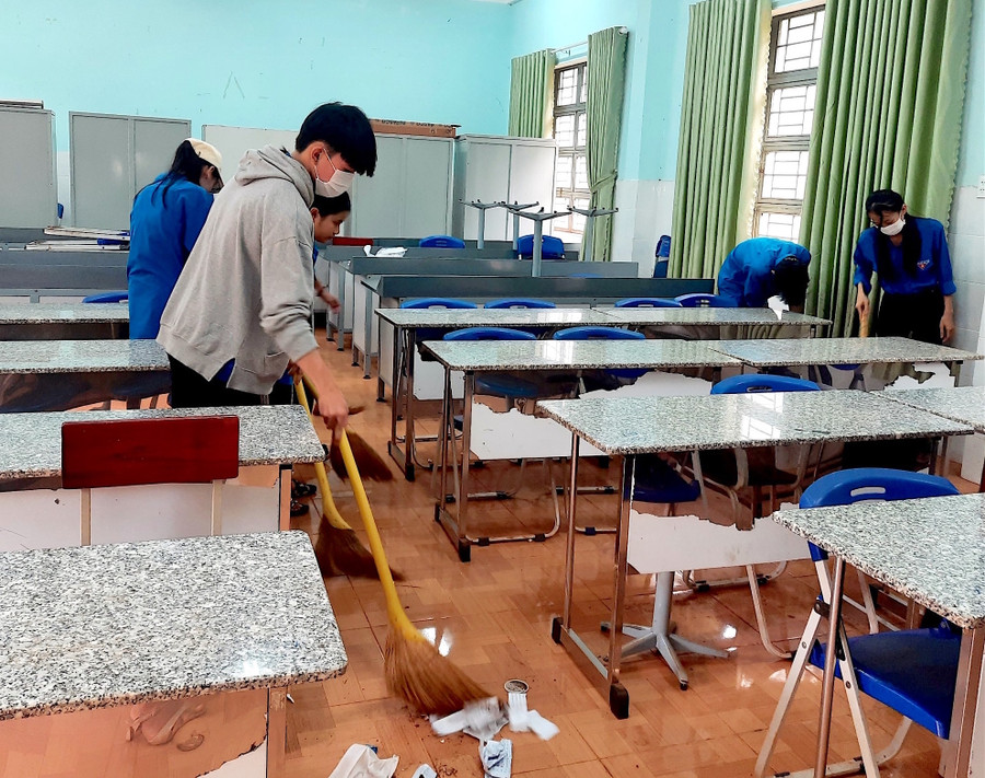 Các đơn vị có thể hưởng ứng Chiến dịch làm cho thế giới sạch hơn bằng cách phát động phong trào dọn dẹp vệ sinh môi trường trong và ngoài trường học. Ảnh: Mộc Trà Các đơn vị có thể hưởng ứng Chiến dịch làm cho thế giới sạch hơn bằng cách phát động phong trào dọn dẹp vệ sinh môi trường trong và ngoài trường học. Ảnh: Mộc Trà