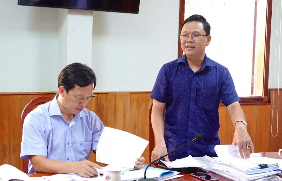 Chánh Văn phòng Đoàn đại biểu Quốc hội và HĐND tỉnh Vũ Tiến Anh tham gia ý kiến tại buổi giám sát. Ảnh: Mộc Trà