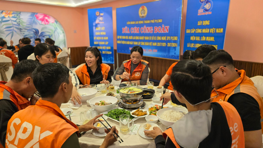 Người lao động Nghiệp đoàn cơ sở xe công nghệ SPX Pleiku hào hứng tham gia "Bữa cơm Công đoàn". Ảnh: Bá Bính Người lao động Nghiệp đoàn cơ sở xe công nghệ SPX Pleiku hào hứng tham gia "Bữa cơm Công đoàn". Ảnh: Bá Bính