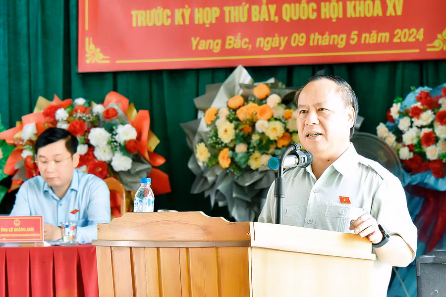 Phó Bí thư Thường trực Tỉnh ủy, Trưởng đoàn đại biểu Quốc hội tỉnh Châu Ngọc Tuấn phát biểu tại buổi tiếp xúc cử tri. Ảnh: Đức Thụy