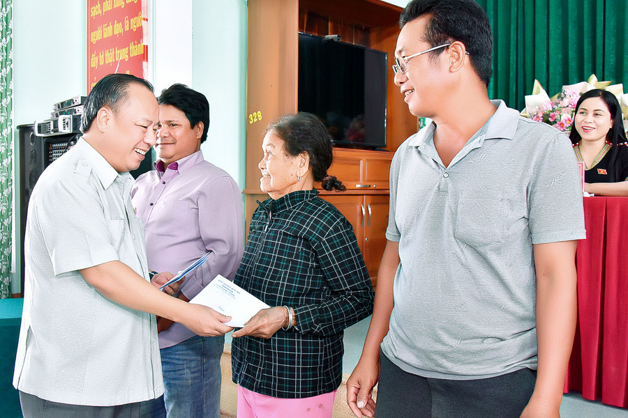 Phó Bí thư Thường trực Tỉnh ủy, Trưởng đoàn đại biểu Quốc hội tỉnh Châu Ngọc Tuấn (bìa trái) tặng quà cho các gia đình chính sách, người có công với cách mạng xã Yang Bắc. Ảnh: Đức Thụy Phó Bí thư Thường trực Tỉnh ủy, Trưởng đoàn đại biểu Quốc hội tỉnh Châu Ngọc Tuấn (bìa trái) tặng quà cho các gia đình chính sách, người có công với cách mạng xã Yang Bắc. Ảnh: Đức Thụy