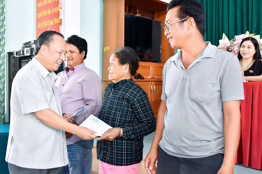 Phó Bí thư Thường trực Tỉnh ủy, Trưởng đoàn đại biểu Quốc hội tỉnh Châu Ngọc Tuấn (bìa trái) tặng quà cho các gia đình chính sách, người có công với cách mạng xã Yang Bắc. Ảnh: Đức Thụy