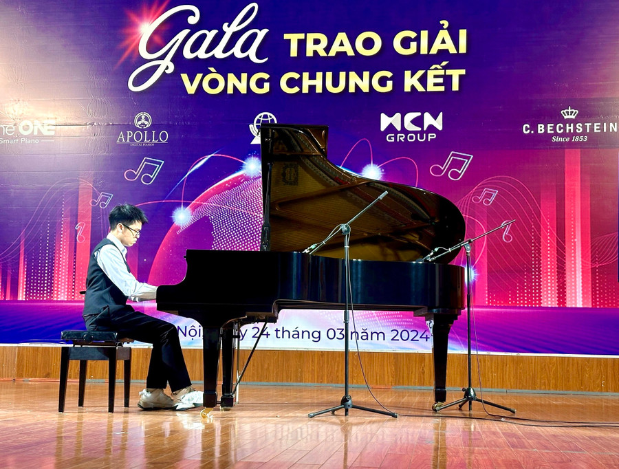 Em Nguyễn Đăng Khang-lớp 11C3A, Trường THPT chuyên Hùng Vương (TP. Pleiku, tỉnh Gia Lai) dự thi vòng chung kết ở bảng E2 Classic với tác phẩm Ballade No.3 In A Flat Major (Chopin). Ảnh: NVCC Em Nguyễn Đăng Khang-lớp 11C3A, Trường THPT chuyên Hùng Vương (TP. Pleiku, tỉnh Gia Lai) dự thi vòng chung kết ở bảng E2 Classic với tác phẩm Ballade No.3 In A Flat Major (Chopin). Ảnh: NVCC