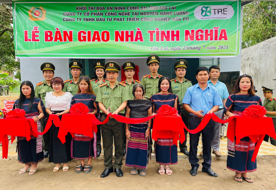 Đại biểu tham dự cắt băng khánh thành ngôi nhà tình nghĩa trao tặng cho bà Đinh Thị Brơm (làng Gliek, thị trấn Đak Pơ, huyện Đak Pơ). Ảnh: N.N