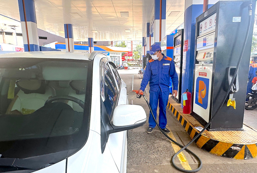 Giá xăng dầu đồng loạt giảm lần thứ 4 liên tiếp vào chiều 1-8. Ảnh: G.B Giá xăng dầu đồng loạt giảm lần thứ 4 liên tiếp vào chiều 1-8. Ảnh: G.B
