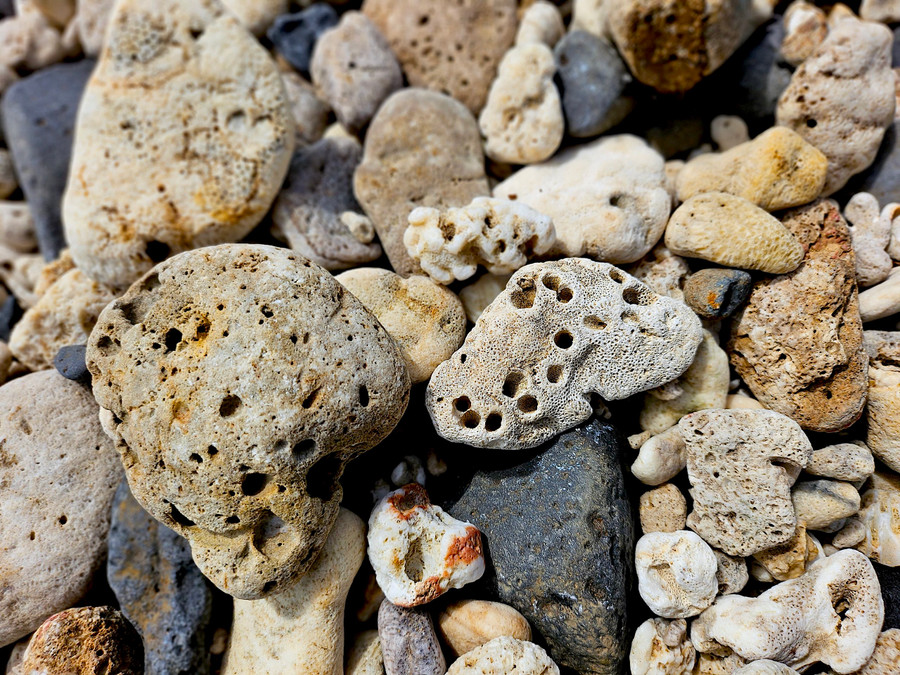 Tương truyền, nơi đây cũng được hình thành bởi quá trình núi lửa phun trào, trải qua hàng triệu năm kiến tạo địa chất mới tạo nên tuyệt tác nghệ thuật như hiện tại. Ảnh: Mộc Trà