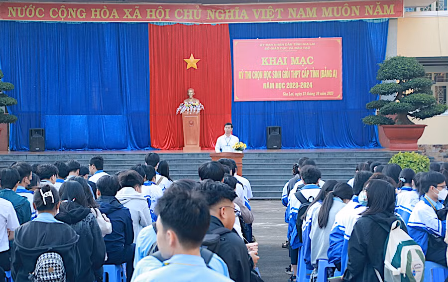Quang cảnh lễ khai mạc kỳ thi chọn học sinh giỏi THPT cấp tỉnh (bảng A) năm học 2023-2024. Ảnh: Quang Trương