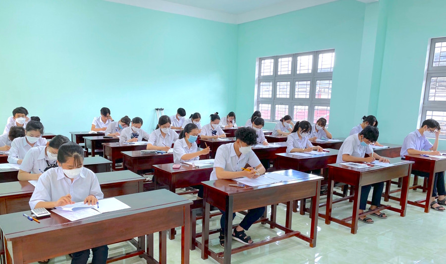 Việc tăng cường tổ chức thi thử tốt nghiệp THPT tại trường hoặc theo cụm trường sẽ tạo cơ hội cho học sinh làm quen với Kỳ thi tốt nghiệp THPT năm 2024; đồng thời, các cơ sở giáo dục cũng đánh giá được kết quả ôn tập ở từng giai đoạn để có giải pháp phù hợp. Ảnh: Mộc Trà Việc tăng cường tổ chức thi thử tốt nghiệp THPT tại trường hoặc theo cụm trường sẽ tạo cơ hội cho học sinh làm quen với Kỳ thi tốt nghiệp THPT năm 2024; đồng thời, các cơ sở giáo dục cũng đánh giá được kết quả ôn tập ở từng giai đoạn để có giải pháp phù hợp. Ảnh: Mộc Trà