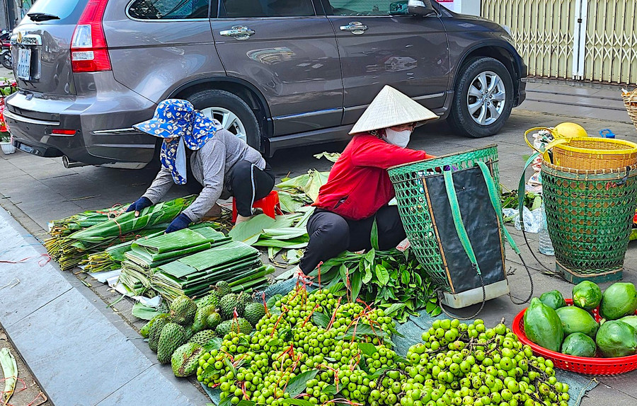 Sung, mãng cầu xiêm, đu đủ, lá dong... là những món hàng được bày bán khá nhiều trong những ngày giáp Tết. Ảnh: Mộc Trà