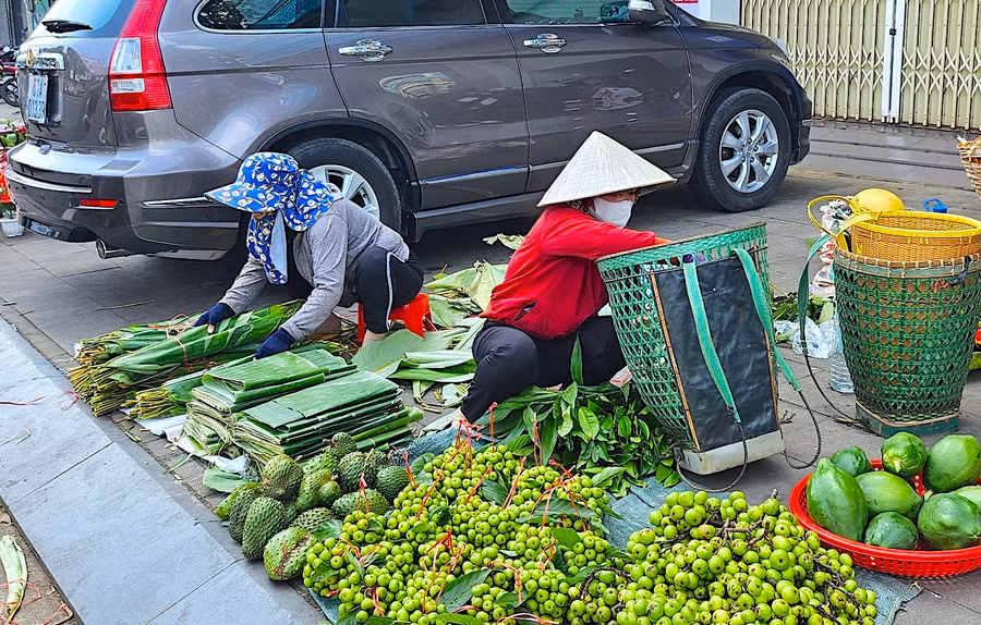 Sung, mãng cầu xiêm, đu đủ, lá dong... là những món hàng được bày bán khá nhiều trong những ngày giáp Tết. Ảnh: Mộc Trà
