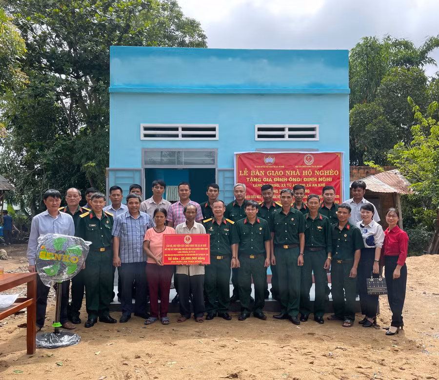 Đại diện Ban Thường trực Ủy ban MTTQ Việt Nam thị xã An Khê và các đơn vị liên quan bàn giao nhà "Đại đoàn kết" cho hộ nghèo khó khăn về nhà ở tại làng Pơ Nang (xã Tú An). Ảnh: Ngọc Anh