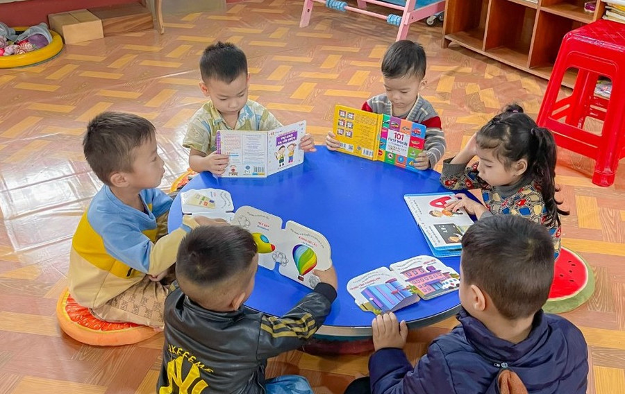 Mức học phí đối với cơ sở giáo dục mầm non từ năm học 2024-2025 tại khu vực I là 20.000 đồng/trẻ/tháng nếu học 1 buổi/ngày và 27.000 đồng/trẻ/tháng nếu học 2 buổi/ngày. Ảnh: Mộc Trà Mức học phí đối với cơ sở giáo dục mầm non từ năm học 2024-2025 tại khu vực I là 20.000 đồng/trẻ/tháng nếu học 1 buổi/ngày và 27.000 đồng/trẻ/tháng nếu học 2 buổi/ngày. Ảnh: Mộc Trà