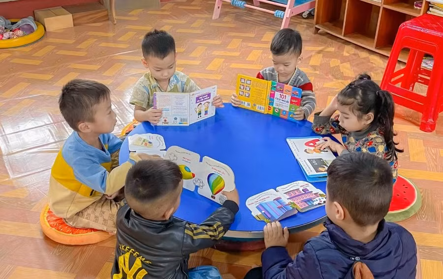 Mức học phí đối với cơ sở giáo dục mầm non từ năm học 2024-2025 tại khu vực I là 20.000 đồng/trẻ/tháng nếu học 1 buổi/ngày và 27.000 đồng/trẻ/tháng nếu học 2 buổi/ngày. Ảnh: Mộc Trà