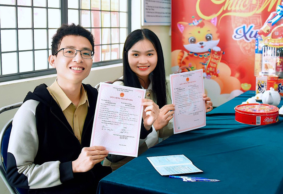 Vợ chồng chị Lê Thị Hồng Hảo (tổ 9, phường Yên Đổ, TP. Pleiku) vui vẻ cầm trên tay Giấy chứng nhận đăng ký kết hôn. Ảnh: Đức Thụy