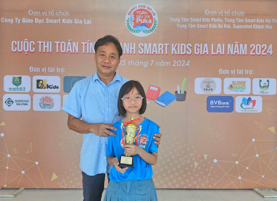 Ông Phan Quang Huy (phường Vĩnh Hải, TP. Nha Trang, tỉnh Khánh Hòa) cùng con gái Phan Lê Cát Tường bên chiếc cúp danh giá. Ảnh: Mộc Trà