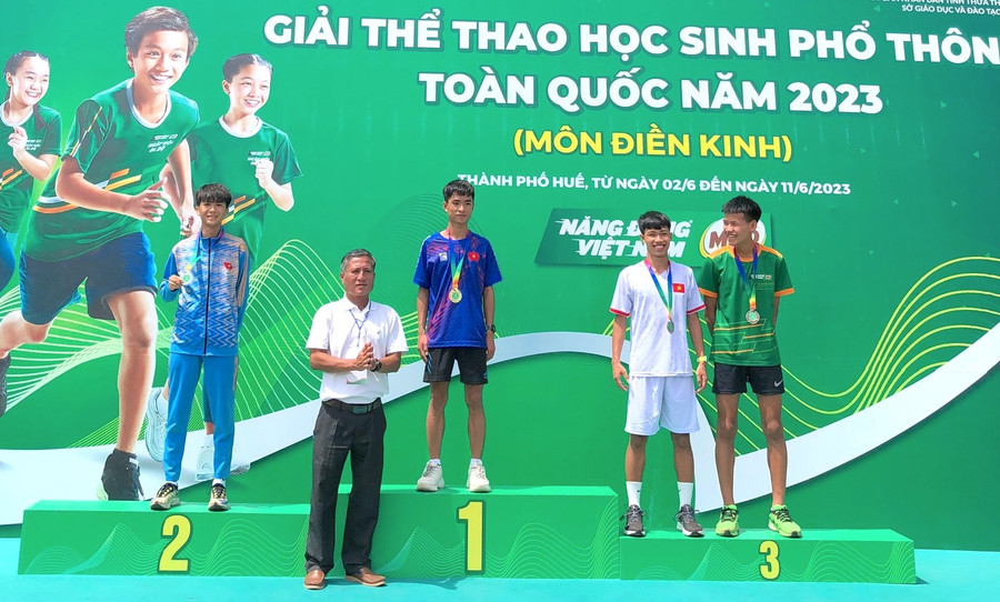 VĐV Đoàn Gia Lai Nguyễn Thành Công (bìa trái) đạt huy chương bạc môn Điền kinh ở nội dung 3.000 m nam nâng cao. Ảnh: ĐVCC VĐV Đoàn Gia Lai Nguyễn Thành Công (bìa trái) đạt huy chương bạc môn Điền kinh ở nội dung 3.000 m nam nâng cao. Ảnh: ĐVCC