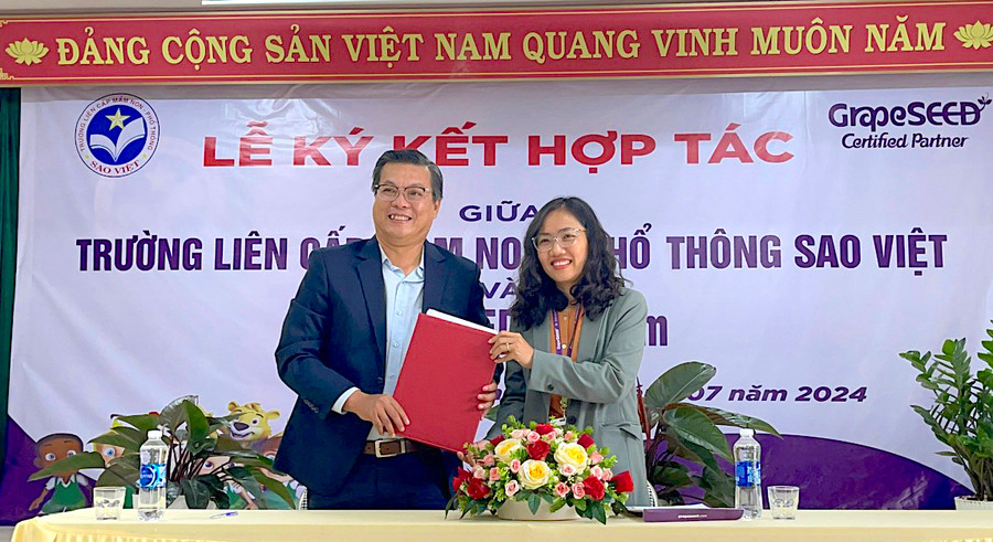 Ông Đỗ Bách Khoa-Giám đốc Công ty TNHH Sao Việt Gia Lai (bìa trái) và đại diện GrapeSEED Việt Nam ký kết chương trình hợp tác. Ảnh: M.T Ông Đỗ Bách Khoa-Giám đốc Công ty TNHH Sao Việt Gia Lai (bìa trái) và đại diện GrapeSEED Việt Nam ký kết chương trình hợp tác. Ảnh: M.T