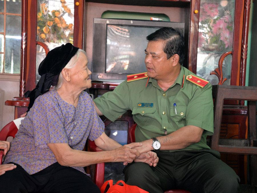 Thiếu tướng Rah Lan Lâm-Giám đốc Công an tỉnh Gia Lai ân cần hỏi thăm sức khỏe bà Hoàng Thị Nghiều (thôn Pác Bó, xã Ia Lâu) có chồng là liệt sĩ. Ảnh: L.A Thiếu tướng Rah Lan Lâm-Giám đốc Công an tỉnh Gia Lai ân cần hỏi thăm sức khỏe bà Hoàng Thị Nghiều (thôn Pác Bó, xã Ia Lâu) có chồng là liệt sĩ. Ảnh: L.A
