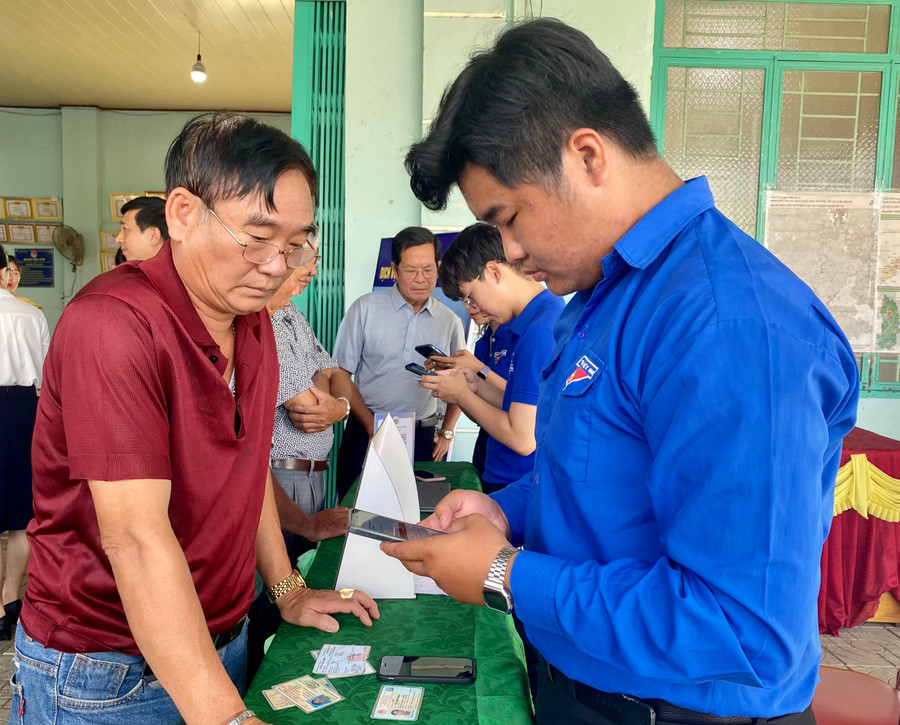 Đoàn viên, thanh niên phường Thống Nhất (TP. Pleiku) hướng dẫn người dân về quy trình thực hiện dịch vụ công trực tuyến mức độ 3, 4 trên điện thoại thông minh. Ảnh: Mộc Trà Đoàn viên, thanh niên phường Thống Nhất (TP. Pleiku) hướng dẫn người dân về quy trình thực hiện dịch vụ công trực tuyến mức độ 3, 4 trên điện thoại thông minh. Ảnh: Mộc Trà