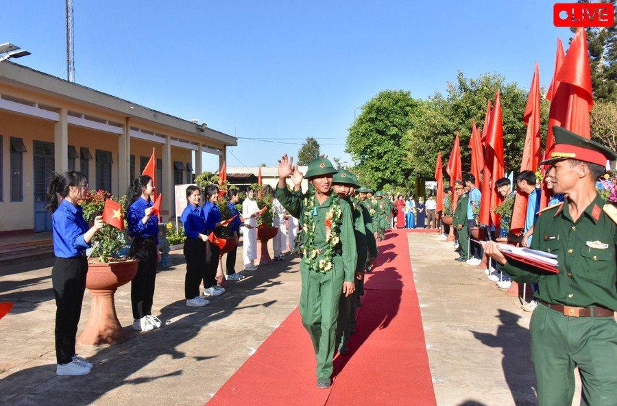 Các công dân huyện Mang Yang phấn khởi lên đường nhập ngũ. Ảnh Đ.T