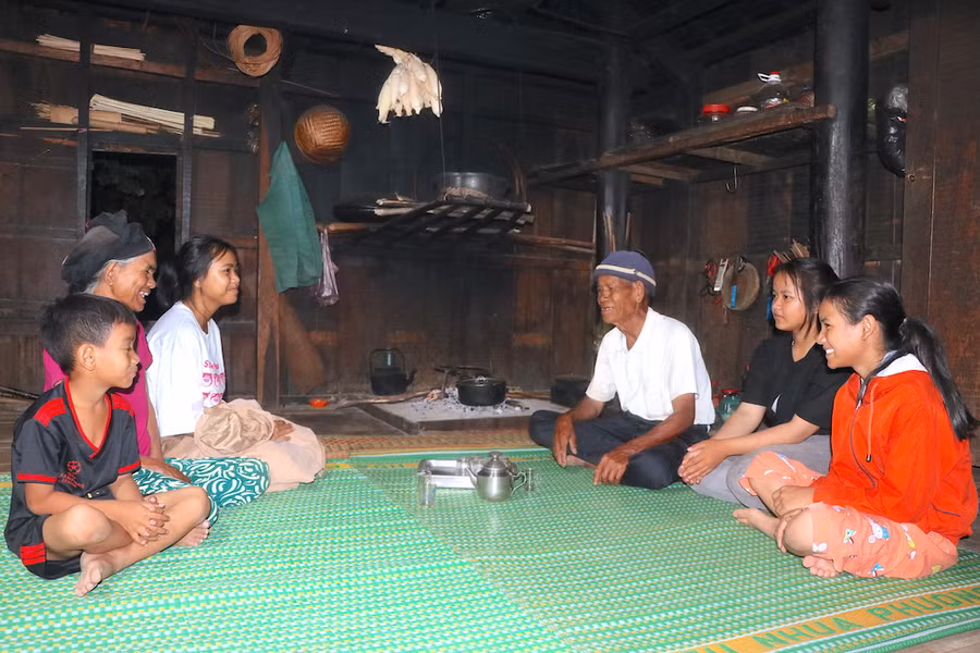 Già làng Đinh Klum (thứ 3 bên phải) mong muốn thế hệ trẻ của làng Đê Chơ Gang phải biết trân quý giá trị của hòa bình. Ảnh: Ngọc Minh