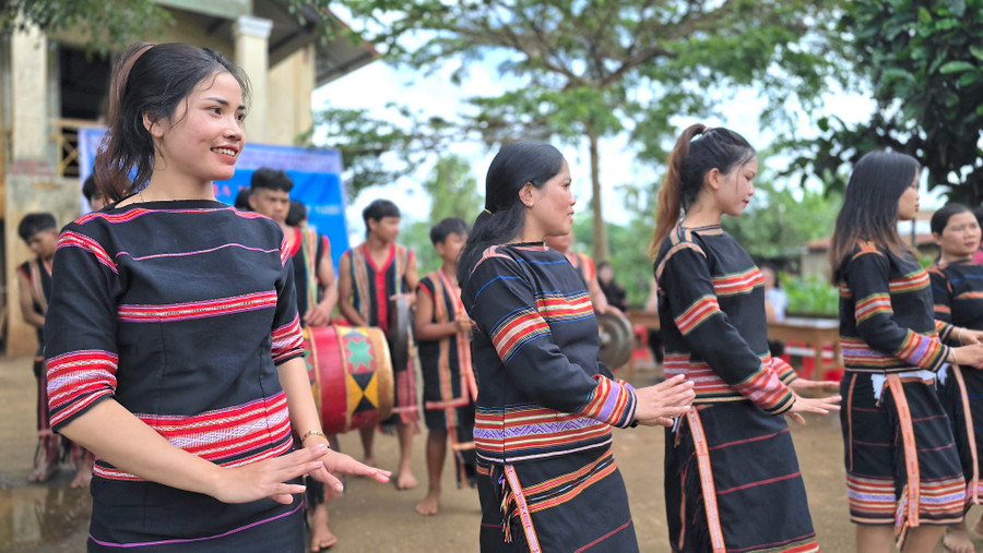 Những điệu múa uyển chuyển của các thành viên trong Câu lạc bộ múa xoang phường Thắng Lợi. Ảnh: Bá Bính Những điệu múa uyển chuyển của các thành viên trong Câu lạc bộ múa xoang phường Thắng Lợi. Ảnh: Bá Bính