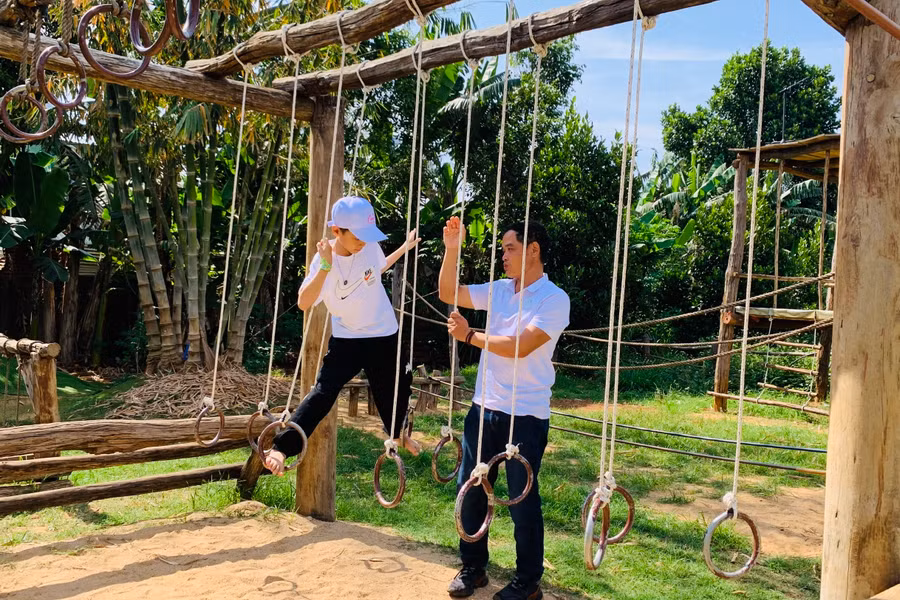 Nhiều người lựa chọn những điểm đến có khu vui chơi, vận động để con trẻ được trải nghiệm. Ảnh: Hồng Thương