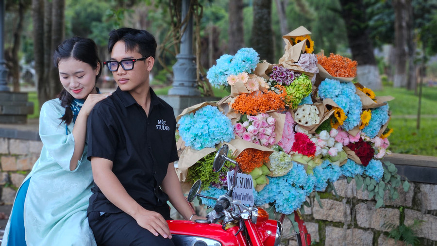 &quot;Phút lãng mạn&quot; bên xe hoa rực rỡ sắc màu. Ảnh: Ngọc Duy