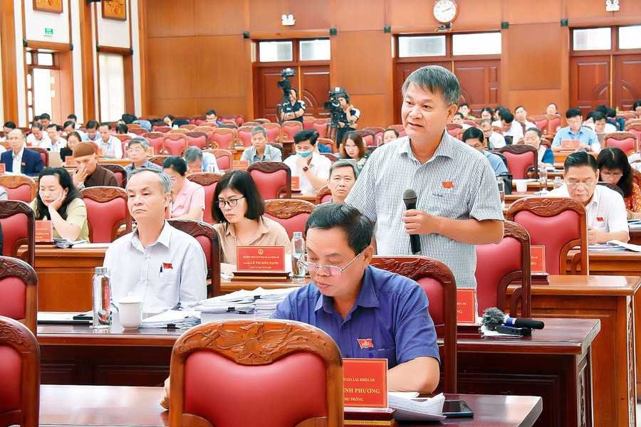 Đại biểu Đinh Văn Dũng-Bí thư Huyện ủy, Chủ tịch HĐND huyện Chư Prông kiến nghị UBND tỉnh quan tâm đến việc đầu tư hệ thống thủy lợi. Ảnh: Đ.T Đại biểu Đinh Văn Dũng-Bí thư Huyện ủy, Chủ tịch HĐND huyện Chư Prông kiến nghị UBND tỉnh quan tâm đến việc đầu tư hệ thống thủy lợi. Ảnh: Đ.T