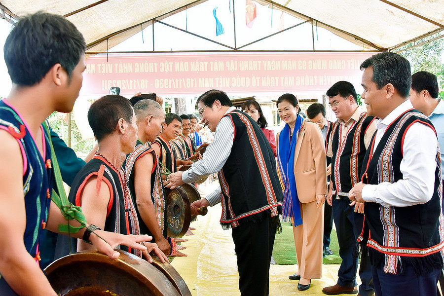 Đồng chí Phan Đình Trạc (người gõ chiêng)-Ủy viên Bộ Chính trị, Bí thư Trung ương Đảng, Trưởng ban Nội chính Trung ương về dự và chung vui Ngày hội Đại đoàn kết toàn dân tộc với Nhân dân làng Ó (xã Ia Sao, huyện Ia Grai, tỉnh Gia Lai). Ảnh: Đức Thụy