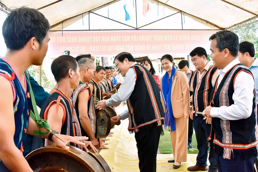 Đồng chí Phan Đình Trạc (người gõ chiêng)-Ủy viên Bộ Chính trị, Bí thư Trung ương Đảng, Trưởng ban Nội chính Trung ương về dự và chung vui Ngày hội Đại đoàn kết toàn dân tộc với Nhân dân làng Ó (xã Ia Sao, huyện Ia Grai, tỉnh Gia Lai). Ảnh: Đức Thụy