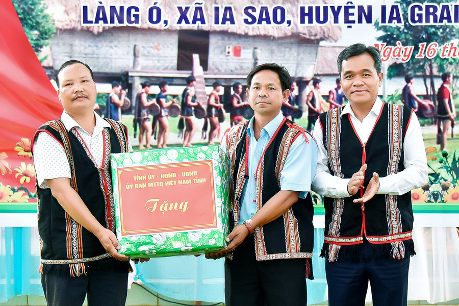 Bí thư Tỉnh ủy Hồ Văn Niên (bìa phải) trao tặng phần quà của Tỉnh ủy, HĐND, UBND, Ủy ban MTTQ Việt Nam tỉnh cho làng Ó. Ảnh: Đức Thụy