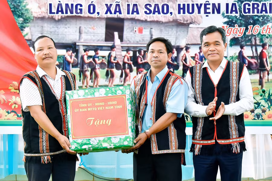 Bí thư Tỉnh ủy Hồ Văn Niên (bìa phải) trao tặng phần quà của Tỉnh ủy, HĐND, UBND, Ủy ban MTTQ Việt Nam tỉnh cho làng Ó. Ảnh: Đức Thụy