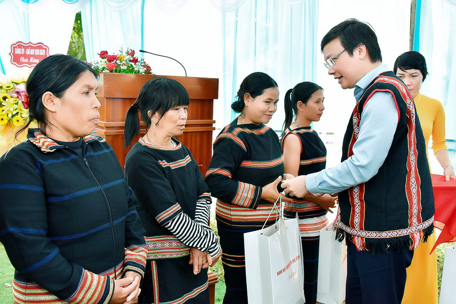 Chủ tịch UBND tỉnh Trương Hải Long tặng quà cho các gia đình chính sách, hộ nghèo của làng Ó. Ảnh: Đức Thụy