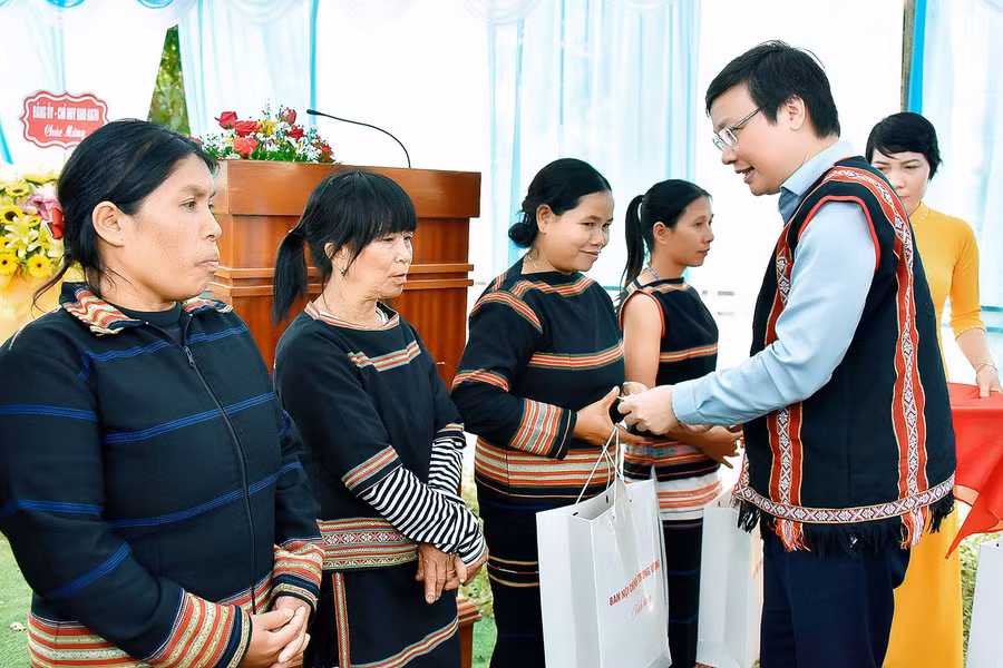 Chủ tịch UBND tỉnh Trương Hải Long tặng quà cho các gia đình chính sách, hộ nghèo của làng Ó. Ảnh: Đức Thụy