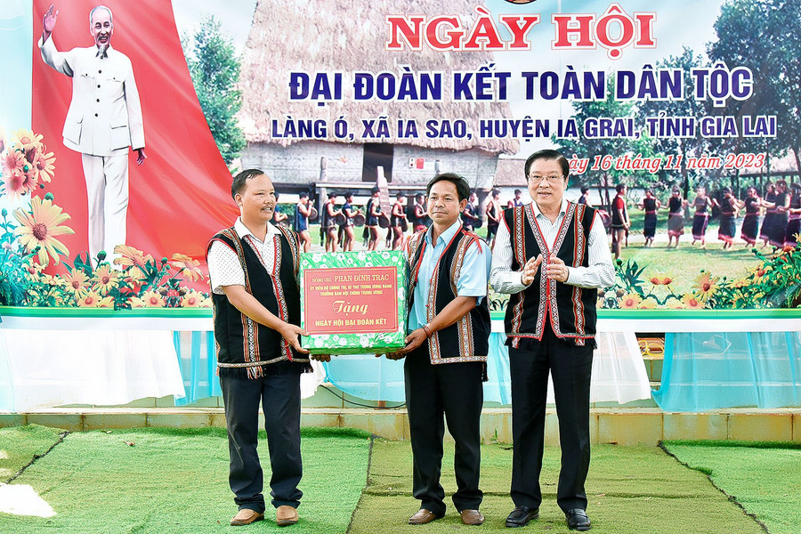 Trưởng ban Nội chính Trung ương Phan Đình Trạc (bìa phải) tặng quà cho cán bộ, Nhân dân làng Ó. Ảnh: Đức Thụy