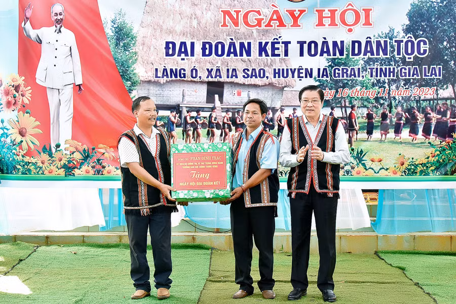 Trưởng ban Nội chính Trung ương Phan Đình Trạc (bìa phải) tặng quà cho cán bộ, Nhân dân làng Ó. Ảnh: Đức Thụy