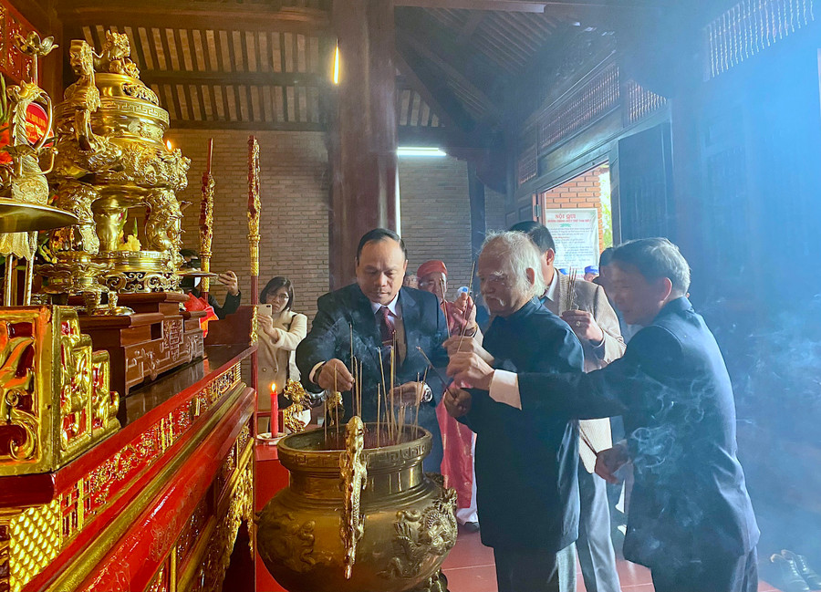 Các đại biểu dâng hương tưởng niệm tại Điện thờ Tây Sơn Tam kiệt. Ảnh: Mộc Trà