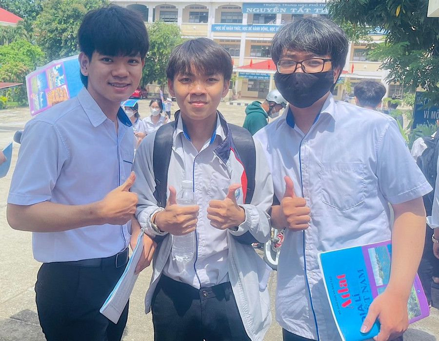 Em Hồ Tuấn Tòng (bìa trái; điểm thi Trường THPT Nguyễn Tất Thành, huyện Ia Pa) không quá áp lực trước kỳ thi vì đã đậu đại học nhờ xét điểm học bạ. Ảnh: Vũ Chi