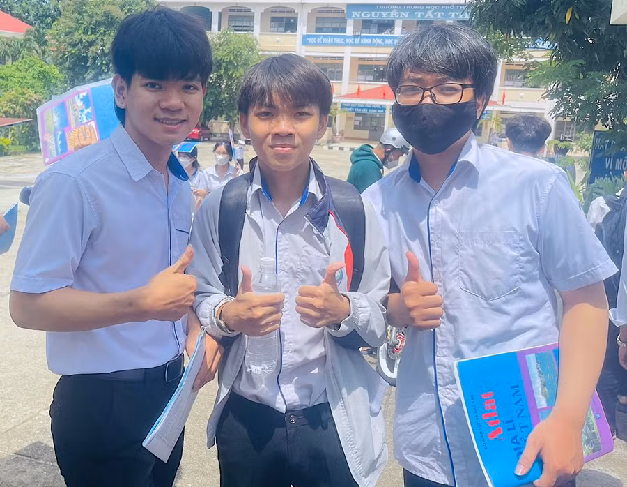 Em Hồ Tuấn Tòng (bìa trái; điểm thi Trường THPT Nguyễn Tất Thành, huyện Ia Pa) không quá áp lực trước kỳ thi vì đã đậu đại học nhờ xét điểm học bạ. Ảnh: Vũ Chi
