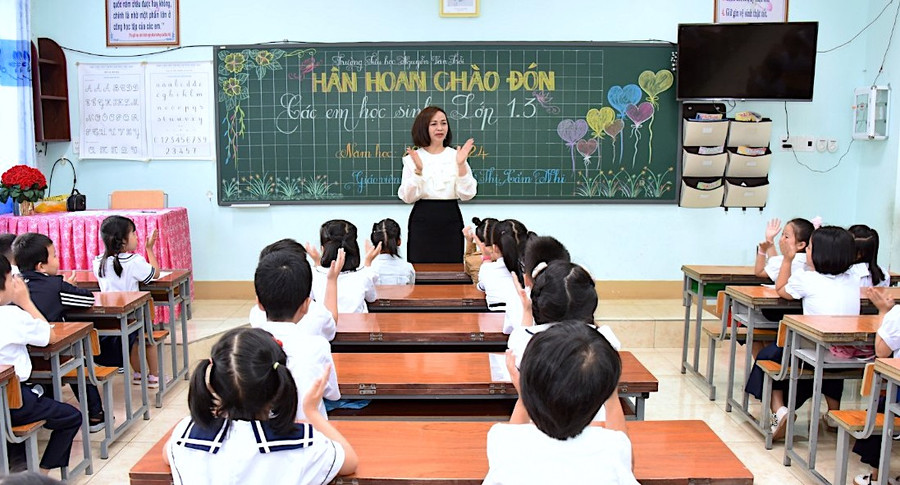 Cô và trò lớp 1.3, Trường Tiểu học Nguyễn Văn Trỗi (phường Hoa Lư, TP. Pleiku) cùng hát một số bài hát để làm quen với nhau, tạo không khí vui tươi, gần gũi. Ảnh: Đức Thụy