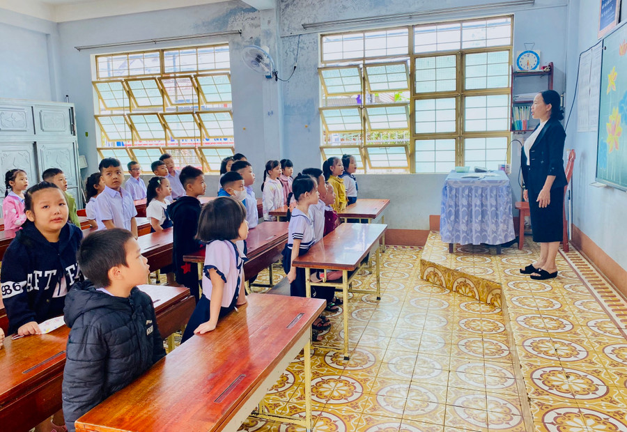 Trong ngày tựu trường, học sinh được giáo viên hướng dẫn về khẩu lệnh, nội quy của lớp học. Ảnh: Mộc Trà