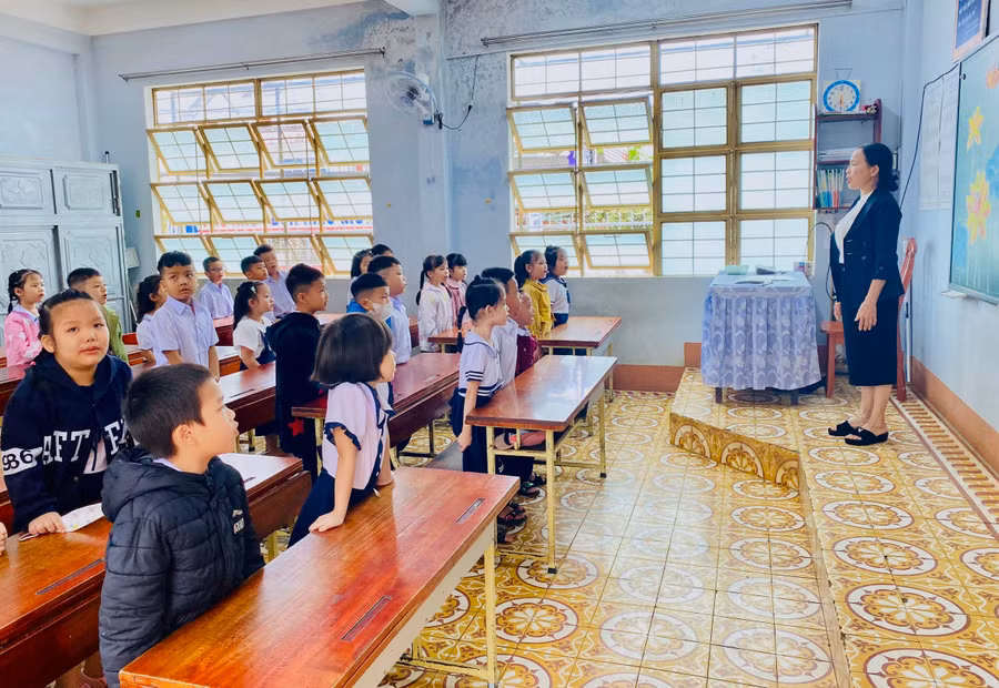 Trong ngày tựu trường, học sinh được giáo viên hướng dẫn về khẩu lệnh, nội quy của lớp học. Ảnh: Mộc Trà