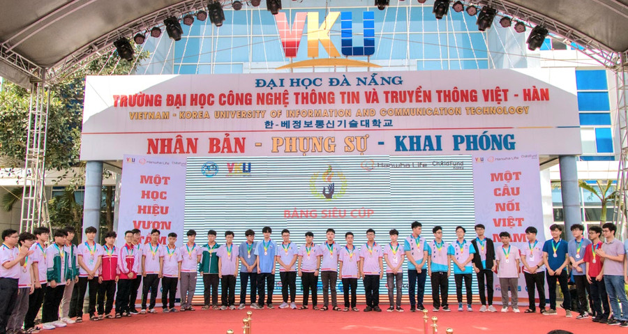 Trao thưởng cho thí sinh đạt giải ở bảng siêu cúp. Ảnh: ĐVCC Trao thưởng cho thí sinh đạt giải ở bảng siêu cúp. Ảnh: ĐVCC