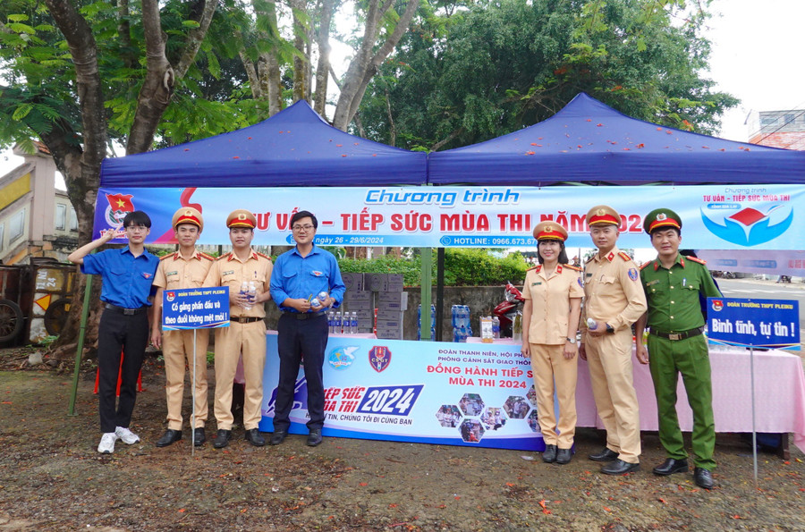 Thông qua chương trình "Tư vấn-Tiếp sức mùa thi", các tình nguyện viên đã có cơ hội phát huy tinh thần xung kích, góp phần để kỳ thi tốt nghiệp THPT năm 2024 tại tỉnh diễn ra thành công. Ảnh: Mộc Trà Thông qua chương trình "Tư vấn-Tiếp sức mùa thi", các tình nguyện viên đã có cơ hội phát huy tinh thần xung kích, góp phần để kỳ thi tốt nghiệp THPT năm 2024 tại tỉnh diễn ra thành công. Ảnh: Mộc Trà